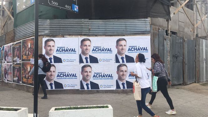 AFICHES. La campaña incluyó una pegatina de carteles y una gigantografía en la Panamericana.