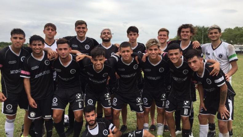PRIMERO. Los pibes de Real Pilar ganaron el grupo con puntaje ideal..