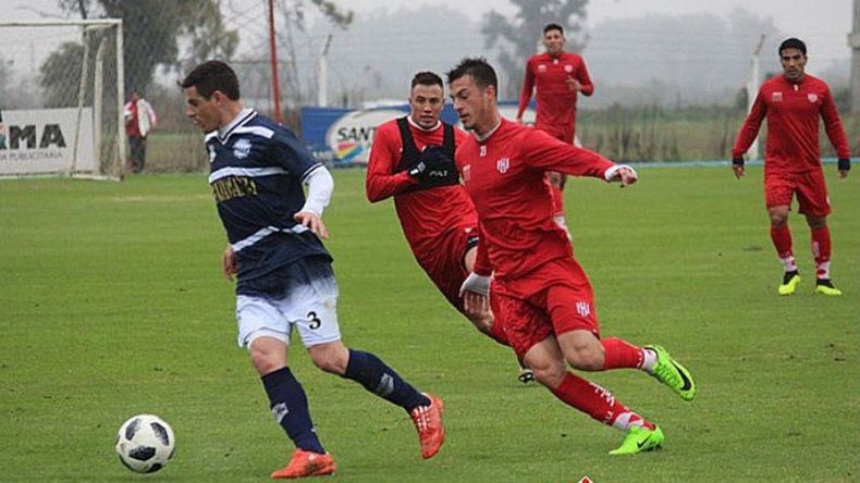 (@clubaunion). PRESIONA. Lotti (der) se afianza en Unión de Santa Fe rumbo a la Súper Liga..