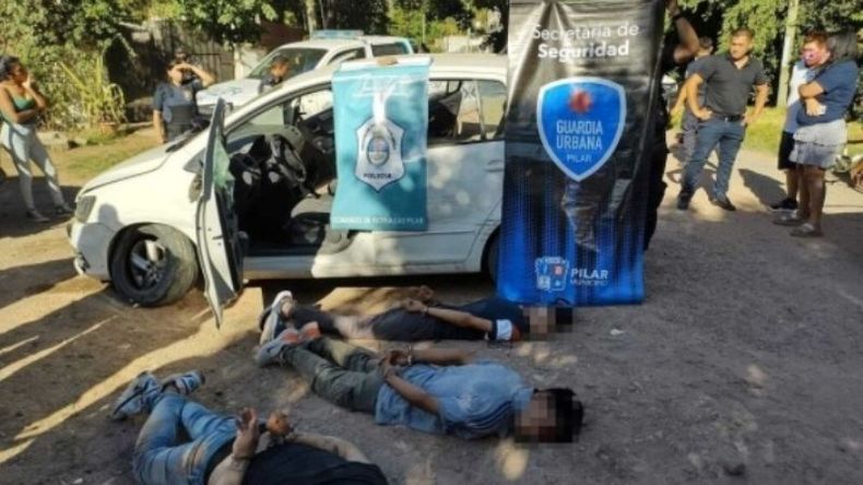 FINAL. Los tres delincuentes luego de ser reducidos. Tienen domicilio en El Talar. .