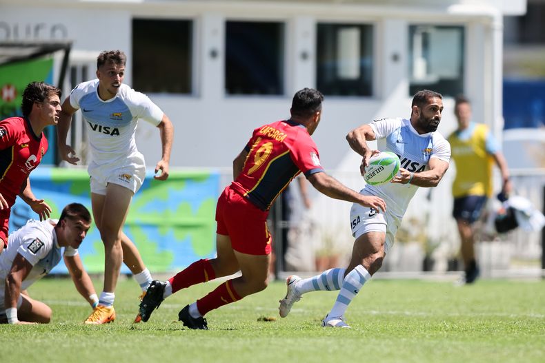 Los PUmas 7s con Tobías Wade junto al centenario Revol.
