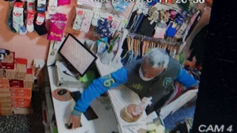 El momento en el que el supuesto cliente roba el teléfono..