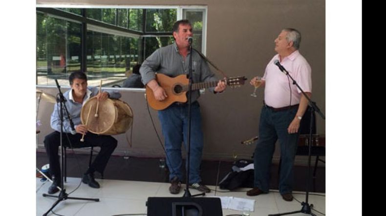 Guitarreros y cantores. Los concejales –algunos de ellos con la chapa de “mandato cumplido” colgada en el pecho-, despidieron el año en un lujoso salón de eventos (¿cuánto habrá salido la fiestita?). En clima de camaradería, comieron, y cantaron. En la foto se ve al ahora ex concejal Walter Roldán al bombo, acompañando en guitarra el único profesional del asunto, Gustavo Trindade y, copa en mano, al presidente del Concejo, Marcelo Castillo, que no será cantor pero de versos la.