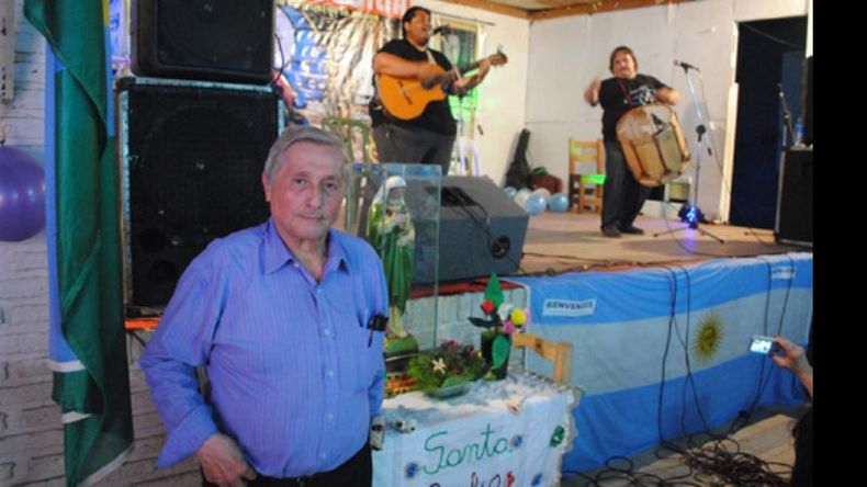 VIVA LA MÚSICA. El guitarrista Héctor Núñez, como cada año, pilar fundamental para el festejo del Día de la Música en Presidente Derqui, en homenaje a Santa Cecilia.. VIVA LA MÚSICA. El guitarrista Héctor Núñez, como cada año, pilar fundamental para el festejo del Día de la Música en Presidente Derqui, en homenaje a Santa Cecilia..