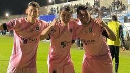EN EL OESTE. Martín Gómez, Braian Martin y Jonatan Morán, festejan el gol de Real Pilar.&nbsp;