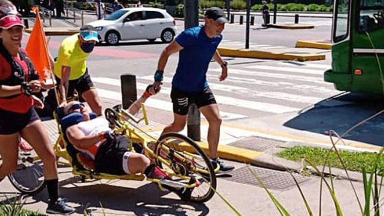 TRAVESÍA. Barbis y Ramos llegan de la mano al obelisco..