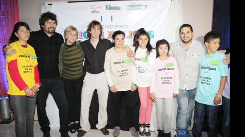 Los organizadores con invitados y los chicos del merendero..