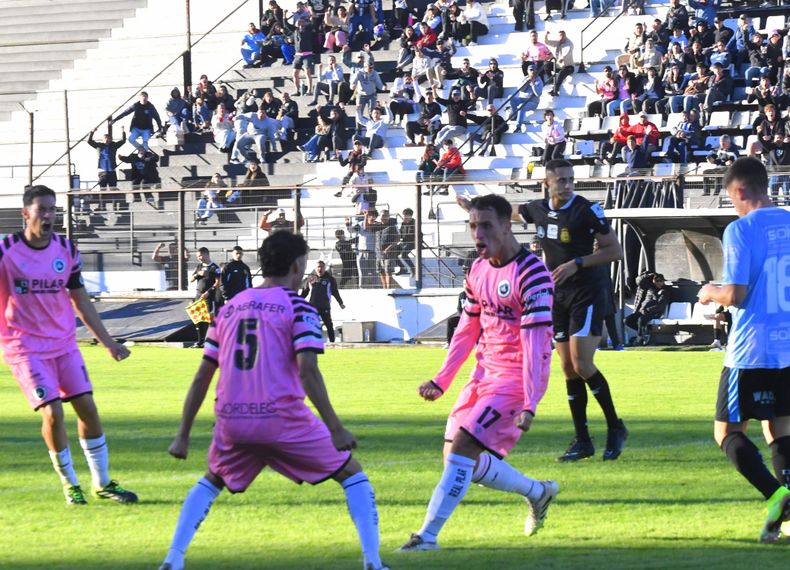 Joaquín César festeja su gol con Matías Rojas.