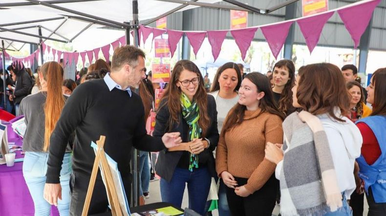 SALUDO. Achával y Gómez Alcorta dialogaron con los estudiantes en Del Viso..