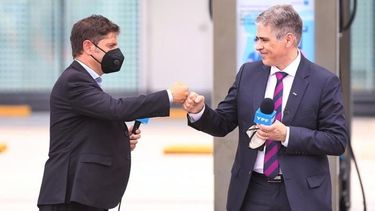 SALUDO. Kicillof saluda al presidente de YPF, Pablo González..
