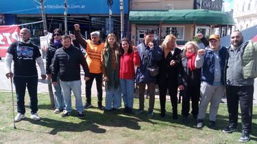 PUÑO EN ALTO. Candidatos y militantes del FIT, en el cierre de campaña.