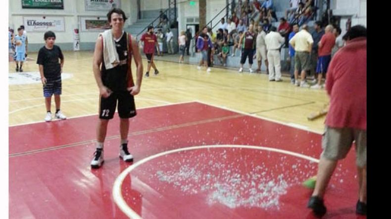 Irigoyen rompió el tablero con una volcada. Foto: Ezequiel Martínez - 5inicial.com.ar..