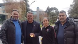 La reprensentante de Pilar, Antonella Escurra, junto al Chiqui Tapia y los dirigentes de la Tele.
