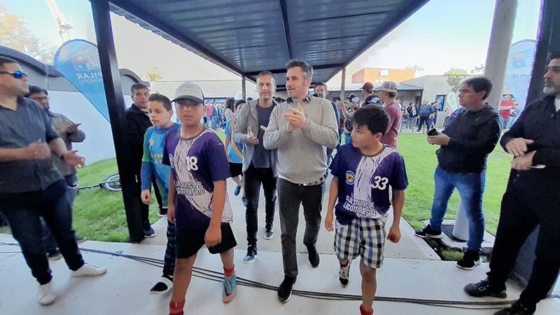 CHICOS. Achával inauguró el club de Luchetti, que ya tiene miles de socios. .