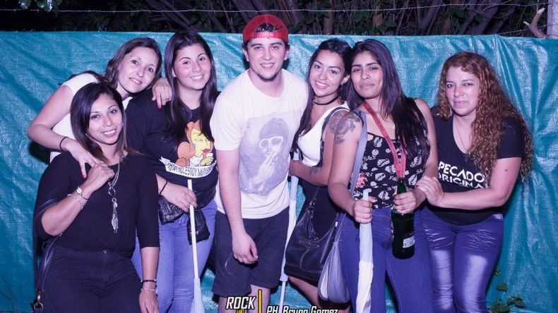 Facundo Maderna (guitarrista) con parte de las seguidoras.