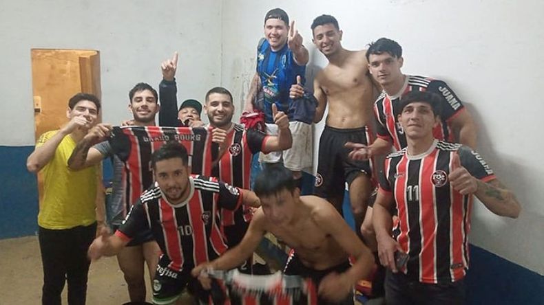 VESTUARIO. Villa Juana festeja su primera victoria en el Clausura de la B..