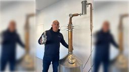 EN CASA. Fernando Cao en su laboratorio de Pilar, donde la alquimia comienza..