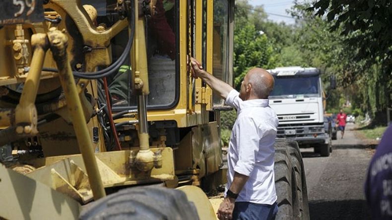 MÁQUINA. Ducoté saluda a un trabajador durante su recorrida..
