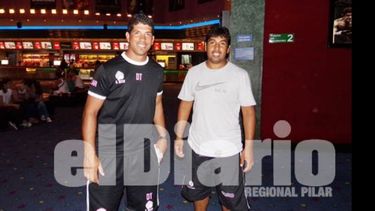Gómez y Santillán posan para la foto antes de entrar a ver la película..