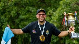 Cartón Petrina con la Copa y la bandera de Argentina en su coronación. Cartón Petrina con la Copa y la bandera de Argentina en su coronación.