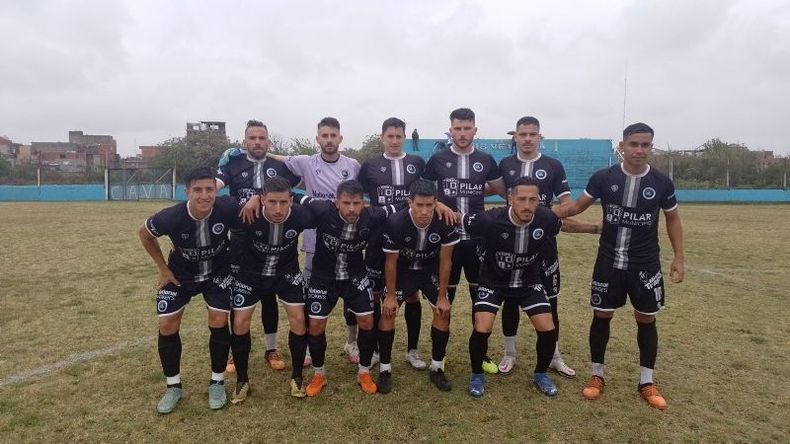 EQUIPO. El once inicial de Real Pilar que jugó en Valentín Alsina..