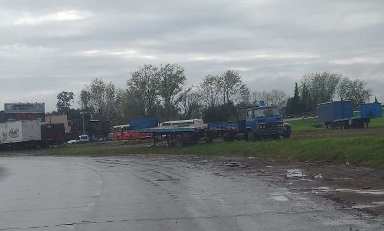 Los camiones y colectivos est&aacute;n estacionados a pocos metros de la autopista.