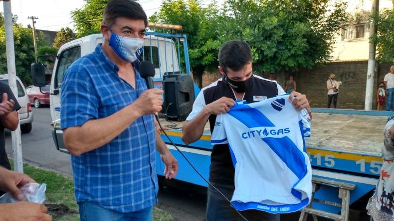 Diego recibió en manos del dirigente Carlotto la camiseta de Unión..