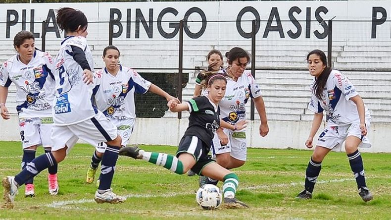 FIGURA. Leguizamón saca el latigazo; marcó un doblete en la goleada de Real..