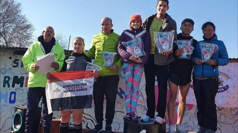 TRES Y TRES. El podio de varones y mujeres en los 8 kilómetros..