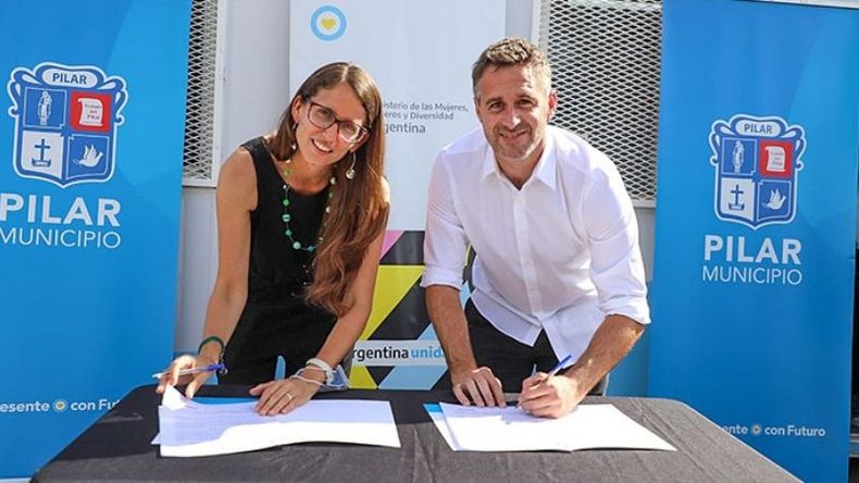 FIRMA. Gómez Alcorta y Achával sellaron el convenio, en el nuevo espacio. .