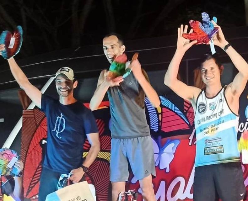 PODIO. Cena (izq.) junto a Ramírez y Moreira tras la premiación del Ultra Trail de Misiones.