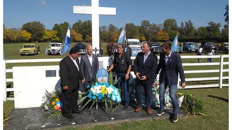 HOMENAJE. La ofrenda floral de las autoridades a los caídos en la guerra..