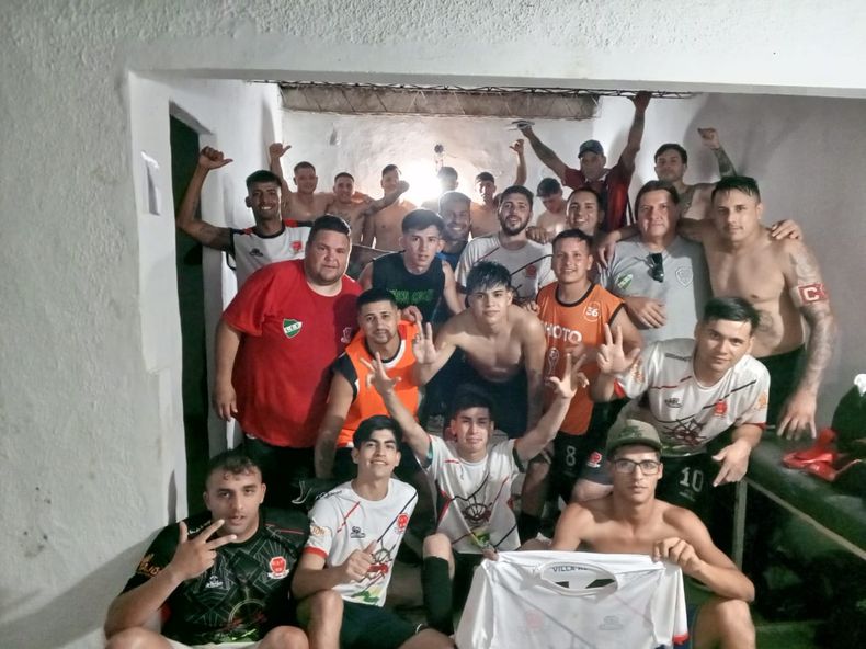 FESTEJO. Los jugadores de Juventud Unida felices en el vestuario por su primer triunfo.