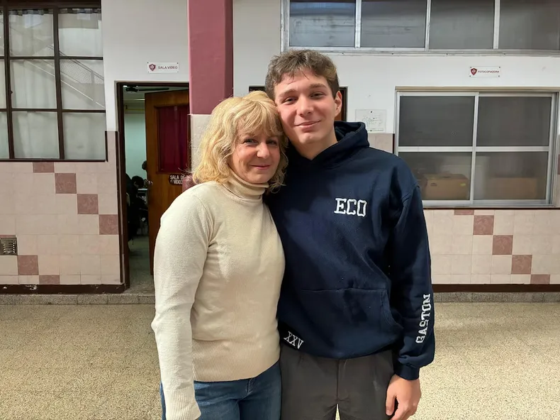 Gastón con su mamá, Cynthia, en el colegio. (Infobae).