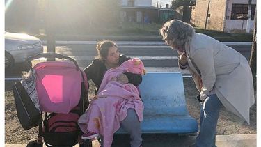 UNO POR UNO. La secretaria de Salud, Mariela Paz, recorrió Astolfi para desmentir el cierre. .
