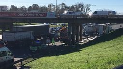 Demoras en Panamericana por accidente de un camión
