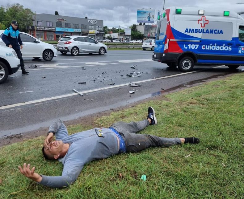 HERIDO. Una de las víctimas quedó tendida sobre la banquina. &nbsp;