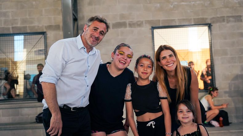 Federico Achával y Soledad Peralta en la muestra de los talleres de cultura en el Club Municipal de Manuel Alberti.
