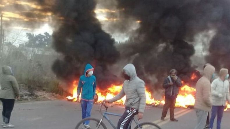 PIQUETE. Vecinos de Pinazo cortaron ayer la Ruta 8 tras varias horas sin servicio eléctrico. .