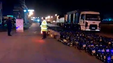 La mercadería se vende a los costados de las rutas.