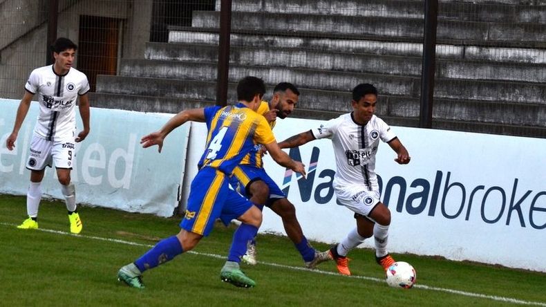 SALIDA. López se escapa de dos rivales por la banda..