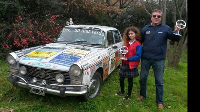 Virginia Gil y Gustavo Urroz con los premios, junto al Peugeot 404..