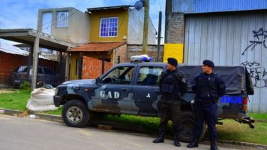 LA CASA DEL HORROR. La policía custodia la vivienda del tío de Brisa. En el fondo apareció enterrada..