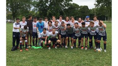 CAMPEONES. Los chicos de la Sub 20 de Hacoaj posan antes del partido..