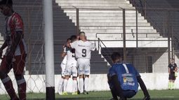 LAS DOS CARAS. Todos saludan a Celin, autor del segundo gol. Los jugadores de Cañuelas, lo sufren..