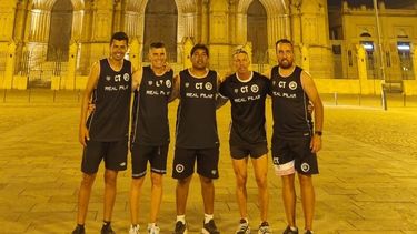 LLEGAMOS. El cuerpo técnico de Real Pilar en la Basílica de Luján.