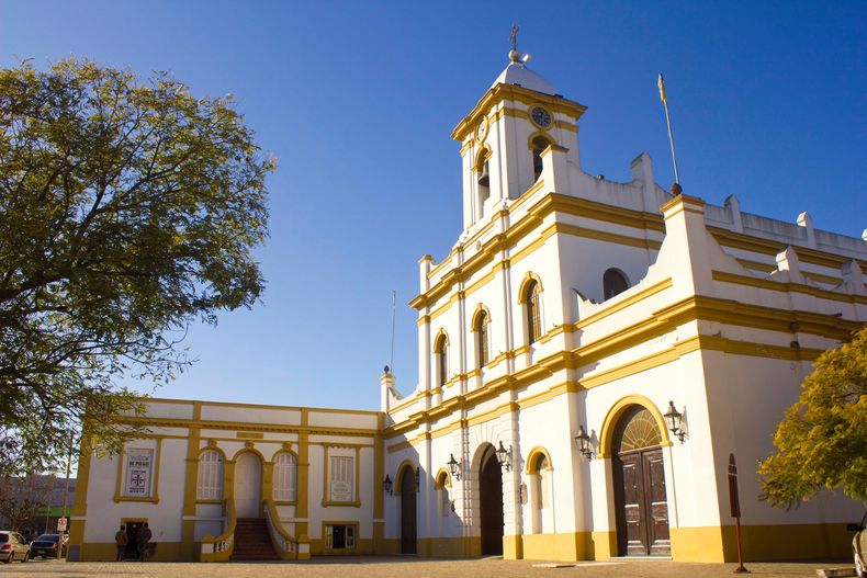 Tiene una laguna donde se pueden realizar diferentes actividades y prevalece el verde a su alrededor a menos de dos horas de Pilar.