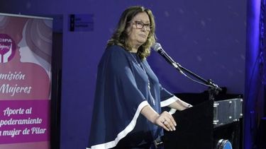 GESTO SERIO. Edit Domínguez, presi-dente de Scipa, en la cena aniversario.