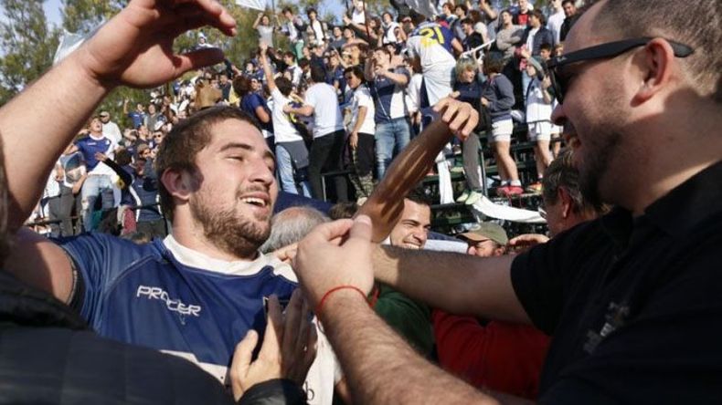 EL ABRAZO DE TODOS. “Teníamos la convicción firme de que acá no lo íbamos a perder nunca”, aseguró Lucas Vinent..