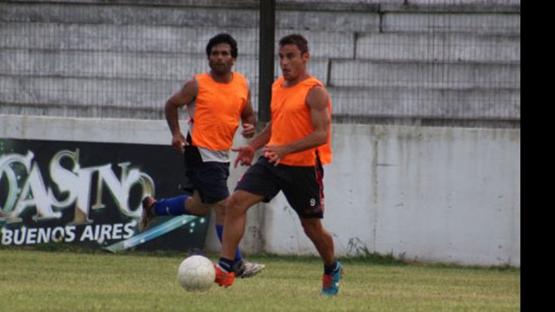 ENCARADOR. Fernando Cobian abrió la cuenta, en la victoria 3-1 del Rancho..
